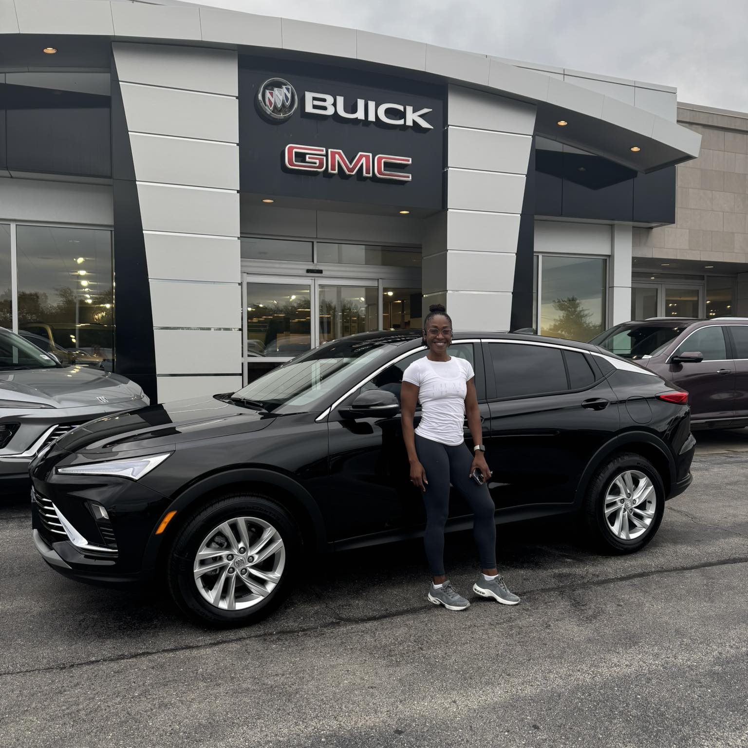 Customer leasing a new Buick at Arnie Bauer Buick GMC in Matteson IL