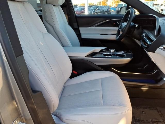 2024 Cadillac LYRIQ Luxury 1