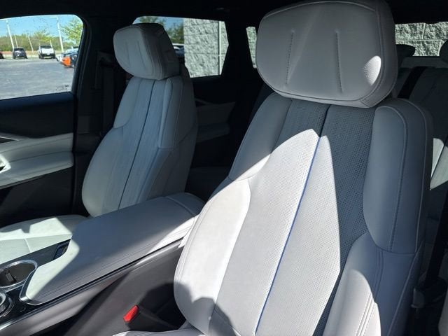 2024 Cadillac LYRIQ Luxury 1