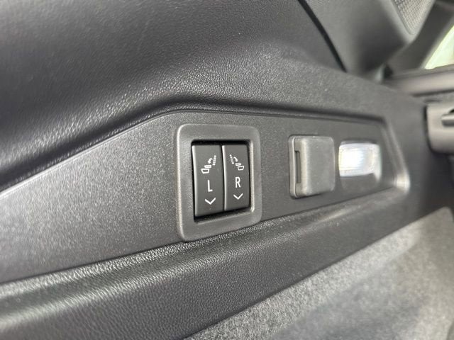 2025 Cadillac LYRIQ Luxury 3